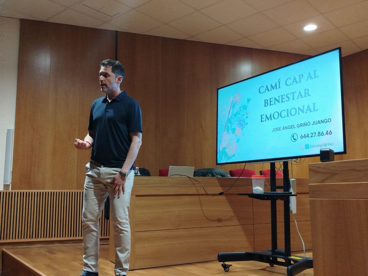 José Ángel dando una conferencia